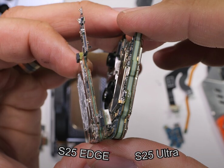 Moderkortet på Galaxy S25 Edge är betydligt tunnare än det på Galaxy S25 Ultra. (Bildkälla: JerryRigEverything)
