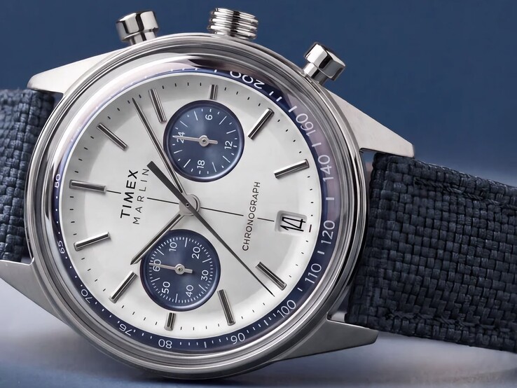 Timex Marlin Jet Chronograph fotograferad mot en mörk bakgrund, med välvt glas, tachymeterskala på boettringen, konkav urtavla, kronografens små urtavlor och retrofuturistisk boettdesign.