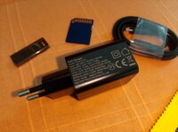Laddaren och kabeln, ett SD-kort och en USB-penna för att skala (Bildkälla: Sergey Tarasov - Notebookcheck)
