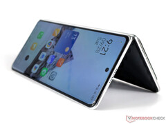 Efterföljaren till MIX Fold 4, som syns på bilden, kan fortfarande vara några månader bort. (Bildkälla: Notebookcheck)