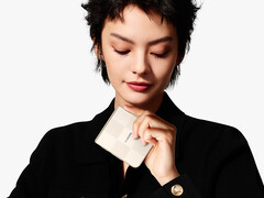 Mix Flip 2 börjar på $ 999 på Giztop. På bilden: en reklambild av den hopfällbara telefonen. (Bildkälla: Xiaomi)