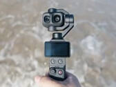En närbild av DJI Osmo Pocket 4P med sina två kameralinser.