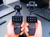 Osmo Pocket 3 (till vänster) bredvid Osmo Pocket 4P (till höger).