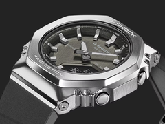 Casio G-Shock GMS2110-1A1 med metallring, avbildad mot en mörk bakgrund. (Bildkälla: Casio)