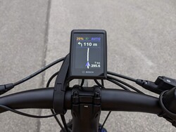 Med en kopplad smartphone kan displayen användas för navigering