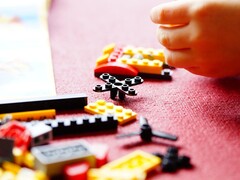 Bilden visar LEGO-klossar på en röd matta. (Bildkälla: Efraimstochter - Pixabays)