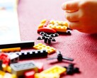 Bilden visar LEGO-klossar på en röd matta. (Bildkälla: Efraimstochter - Pixabays)