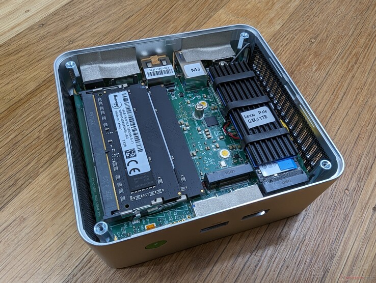 Enkel åtkomst till 2x SODIMM-platser, 1x M.2 2280 SSD-plats och 1x M.2 2242 SSD-plats