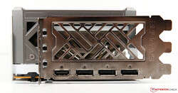 De externa portarna på Sapphire Nitro+ Radeon RX 6950 XT Pure