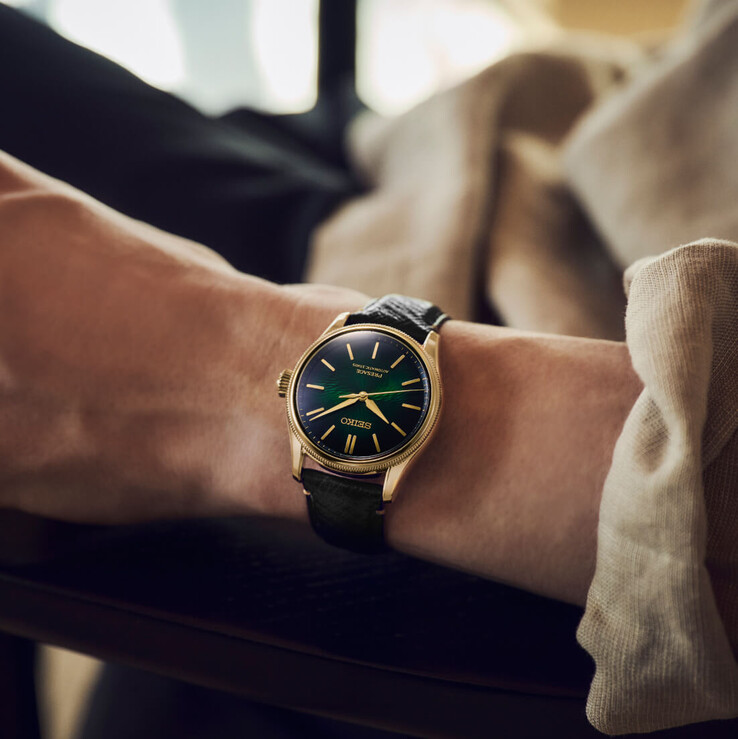 Seiko Presage Classic x Tradman’s Bonsai-klocka som bärs på handleden med ett svart läderarmband och mörkgrön urtavla.