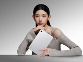 Xiaomi har lanserat en ny konfiguration av Redmi K Pad 2. På bilden: en reklambild av surfplattan i silverfärg.