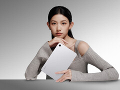 Xiaomi har lanserat en ny konfiguration av Redmi K Pad 2. På bilden: en reklambild av surfplattan i silverfärg.