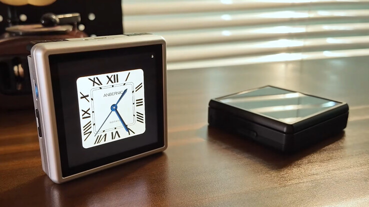 Anbernic RG Rotate i sina två lanseringsfärger.