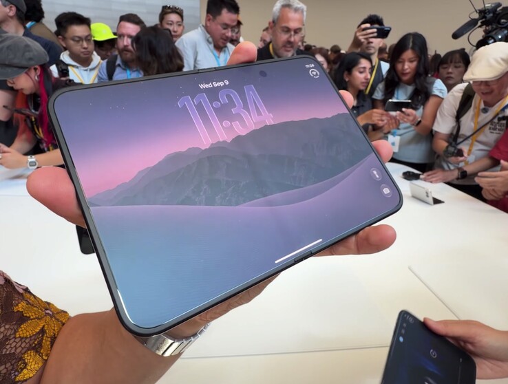 Apples iPhone Duo har visserligen en märkbar veck, men dess yta med nanostruktur bidrar till att minimera dess synlighet.