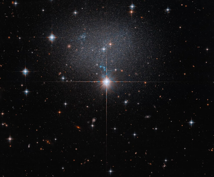 Bilden som togs av rymdteleskopet Hubble visar dvärggalaxen ESO 490-017.