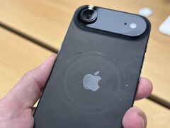 iPhone Air Space Black displayenhet med repor runt MagSafe-området. (Bildkälla: Consomac)