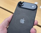 iPhone Air Space Black displayenhet med repor runt MagSafe-området. (Bildkälla: Consomac)