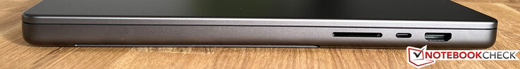 Höger sida: Kortläsare, USB-C 4.0 m/ Thunderbolt 4 (40 Gbps, DisplayPort-ALT mode 1.4, Power Delivery), HDMI 2.1