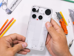 Ingenting-telefonen (3). (Bildkälla: JerryRigEverything via YouTube)