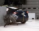 Tesla Model Y krocktest med liten överlappning på förarsidan. (Bildkälla: IIHS/YT)