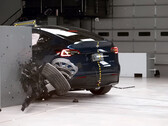 Tesla Model Y krocktest med liten överlappning på förarsidan. (Bildkälla: IIHS/YT)