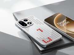 Dessa fodral gör det möjligt för OnePlus 15 att arbeta med magnetiska tillbehör. På bilden: fodralet med magnetiska hål. (Bildkälla: OnePlus)