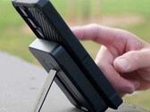 Ett aluminiumstativ i Rokform MagSafe powerbank på 10.000 mAh håller upp den anslutna telefonen för handsfree-användning. (Bildkälla: Rokform)