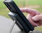 Ett aluminiumstativ i Rokform MagSafe powerbank på 10.000 mAh håller upp den anslutna telefonen för handsfree-användning. (Bildkälla: Rokform)