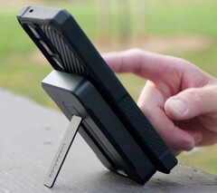 Ett aluminiumstativ i Rokform MagSafe powerbank på 10.000 mAh håller upp den anslutna telefonen för handsfree-användning. (Bildkälla: Rokform)
