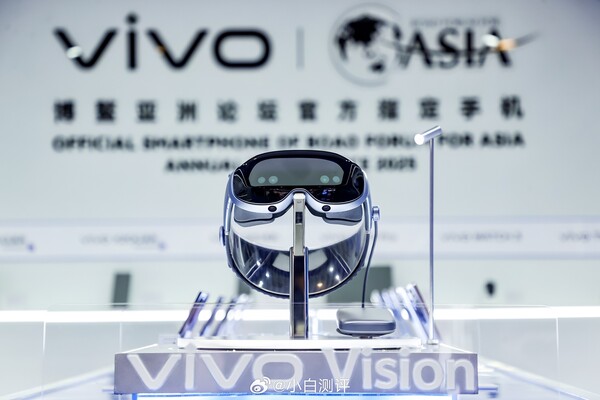 Vivo Vision har en design som liknar den på Apple Vision Pro. (Bildkälla: 小白测评 på Weibo)