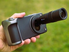 Vivo X200 Ultra med kameratillbehör i recension. (Bildkälla: Marcus Herbrich)