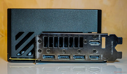 Portar: 2x DisplayPort 2.1b-utgång, 2x HDMI 2.1b-utgång
