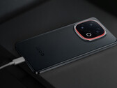 iQOO:s kommande flaggskepp kan ha ett batteri på 7.000 mAh. På bilden: iQOO 13. (Bildkälla: iQOO)