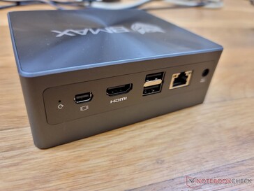 Bakåt: Återställningsknapp, mini DisplayPort 1.4 (upp till 4K 60 Hz), HDMI 1.4, 2x USB-A, Gigabit RJ-45, AC-adapter