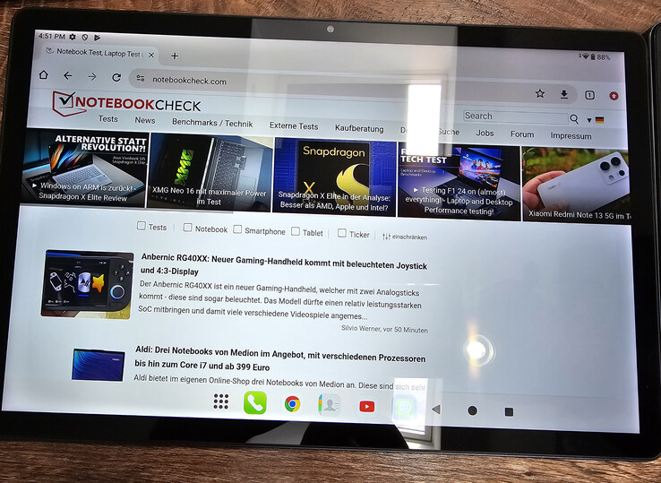 Glänsande display (Teclast T65 Max) med svag ljuskälla