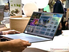 Acer Swift Air 16 väger 2,2 kg och kan hållas med en hand (Bildkälla: Notebookcheck)