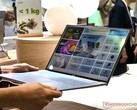 Acer Swift Air 16 väger 2,2 kg och kan hållas med en hand (Bildkälla: Notebookcheck)