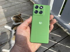 Den gröna varianten av Edge 60 har en yta av konstläder. Den blå varianten liknar mer ett tygöverdrag. (Bildkälla: Maniel Masiero/Notebookcheck)