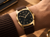 Klockan Timex Marlin Tonneau TW2Y84500IK har ett guldfärgat boett