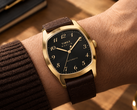 Klockan Timex Marlin Tonneau TW2Y84500IK har ett guldfärgat boett