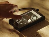 Den senaste Sony Walkman är större än sin föregångare, men utlovar också bättre ljud.