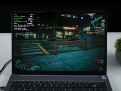 AIM Max+ bärbar dator som kör Cyberpunk 2077 med integrerad Radeon 8060S GPU, visar överlagring i spelet med TDP och CPU-temperatur. (Bildkälla: ETA PRIME på YouTube)