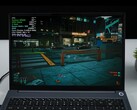 AIM Max+ bärbar dator som kör Cyberpunk 2077 med integrerad Radeon 8060S GPU, visar överlagring i spelet med TDP och CPU-temperatur. (Bildkälla: ETA PRIME på YouTube)