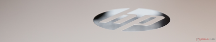 Attraktiv även när den är stängd: anodiserad aluminium med vit finish och en reflekterande HP-logotyp Attraktiv även när den är stängd: anodiserad aluminium med vit finish och en reflekterande HP-logotyp