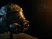 Närbild av Spartan-hjälmreplikan från Metro 2039 Collector's Edition, med mörkt visir, integrerade gasmaskdelar och stridsslitna detaljer.
