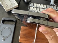 Pixel 10 Pro XL med SIM-kortplats skickad till amerikansk kund efter RMA. (Bildkälla: crocsnosockz på Reddit)