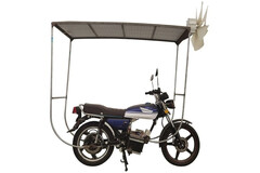 Den vind-/solkraftsdrivna motorcykeln. (Bildkälla: YongLE Risheng)