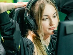 Streamer som bär ett gamingheadset med en mikrofonarm framför en skärm under en direktsändning