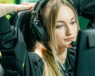 Streamer som bär ett gamingheadset med en mikrofonarm framför en skärm under en direktsändning