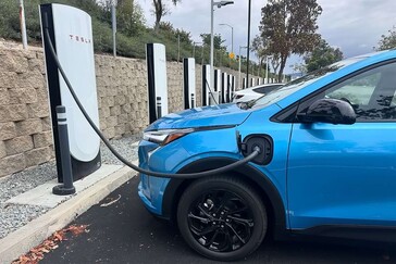 2027 Chevy Bolt EV vid en Tesla Supercharger. (bildkälla: GM Authority)